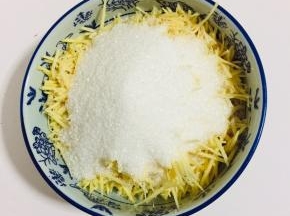 加入8勺木瓜，糖要多放一点儿才能压住木瓜本身的涩味儿！