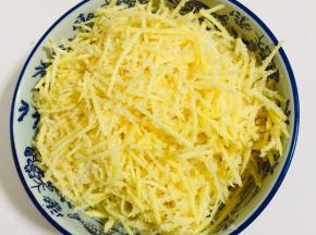 用筷子搅拌均匀腌制半小时左右！