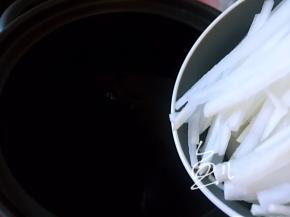 砂锅中倒入清水，放入白萝卜丝