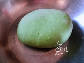 静置10分钟后，将面团揉光滑，醒面1小时
