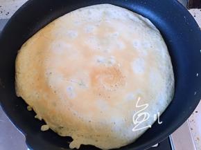 一面烙至金黄，翻面烙另一面，两面都烙至金黄即可