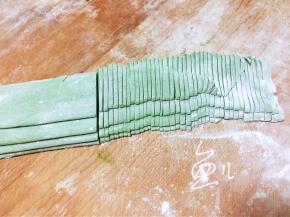 切成面条，宽度根据自己喜欢即可