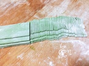 切成面条，宽度根据自己喜欢即可