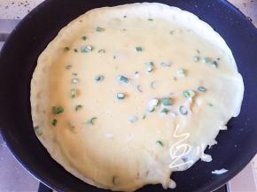 晃动锅体，使面糊均匀分布