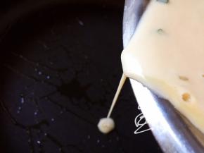 平底不粘锅放油烧热，倒入面糊