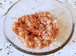 肉馅顺一个方向搅拌上劲，备用