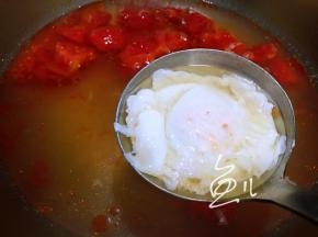 鸡蛋煮至外形凝固，捞出（此时蛋是未熟的，捞出是防止下面条时将蛋弄碎）
