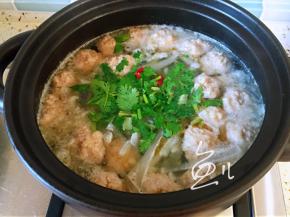 放入香菜段和辣椒段