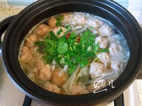 放入香菜段和辣椒段