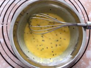 加入黑芝麻搅拌均匀