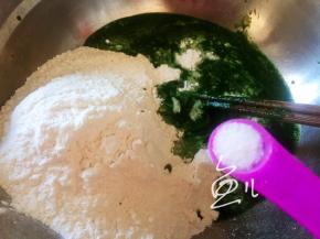面粉中放入菠菜汁和盐