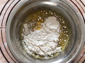 加入纯牛奶和面粉搅拌均匀，过筛一下更细腻