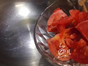 油锅烧热，放入番茄块翻炒片刻
