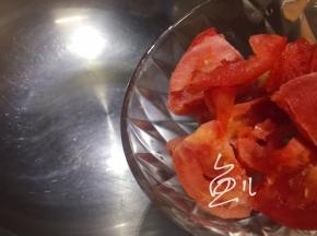 油锅烧热，放入番茄块翻炒片刻