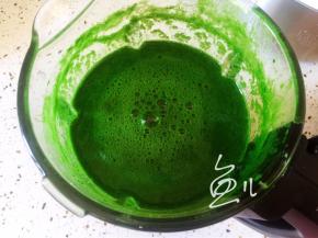 添加适量清水，用破壁机（或者料理机）打成汁