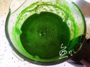 添加适量清水，用破壁机（或者料理机）打成汁
