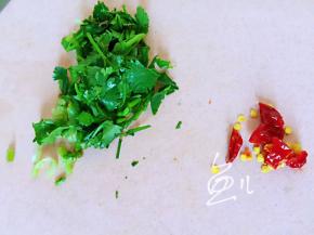 香菜和红辣椒切段