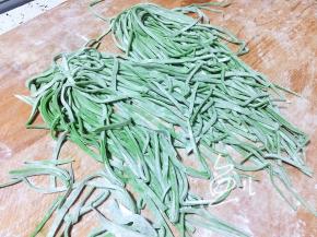 切好的面条抖开