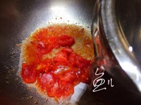 番茄炒软后，添加适量清水