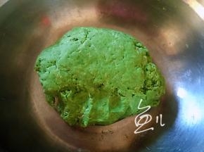 揉成面团（此时面团比较粗糙）