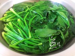 锅中烧开水，放入洗净的菠菜，焯水半分钟