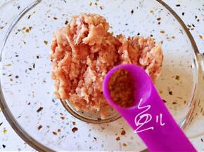 肉馅中放入五香粉