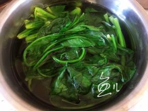 捞出菠菜过凉水，然后沥干水分