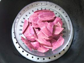 紫薯切片放蒸锅中蒸软蒸熟，