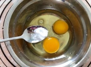 鸡蛋和盐混合打散