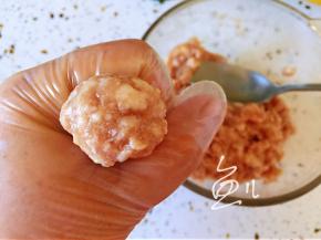 肉馅用虎口挤出丸子