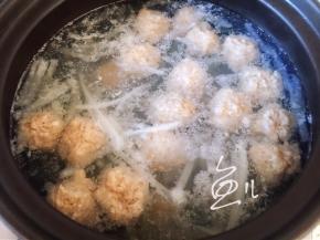 汤锅煮沸后，放入肉丸，中火煮