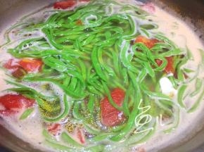 面条煮至8分熟，熄火