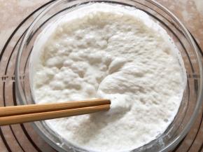 发酵完成后，用筷子搅拌一下，排出气泡，