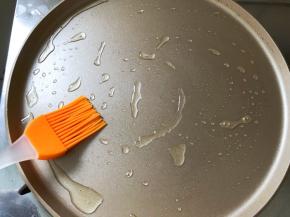 平底锅小火刷油烧热