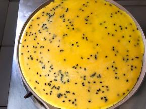 倒入蛋糊，煎至两面完全凝固即可，