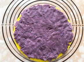 铺上紫薯卷起来即可