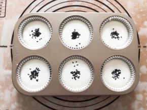 倒入模具中，静置15分钟，放入黑芝麻