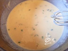 将面糊搅拌至顺滑细腻的状态