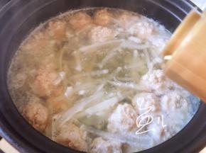 肉丸煮熟，熄火，倒入芝麻油