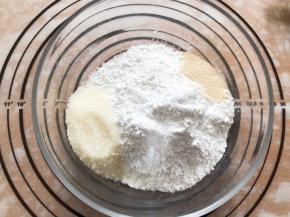 粘米粉和糖酵母混合，