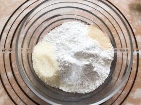粘米粉和糖酵母混合，