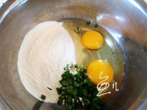 面粉、鸡蛋、葱碎放入盆中