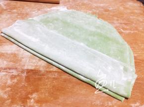 像折扇子似的折起，中间用干粉防粘