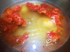 大火汤煮沸后，转小火打入鸡蛋
