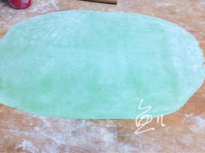 醒后的面团擀成适当厚度的面皮