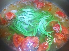 下入面条，轻轻搅动，以免粘锅底