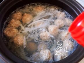 汤锅中倒入生抽