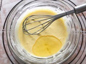 加入玉米油搅拌均匀