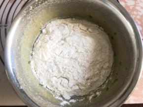 筛入面粉