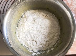 筛入面粉